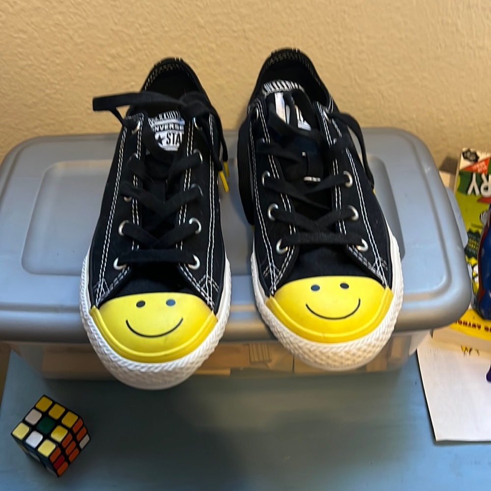 Never worn “smile face” Converse for kids !!!😀😀😀